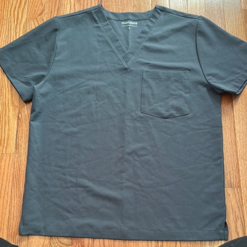 Mandala Men's Gray  V-Neck Scrub Shirt Size Medium